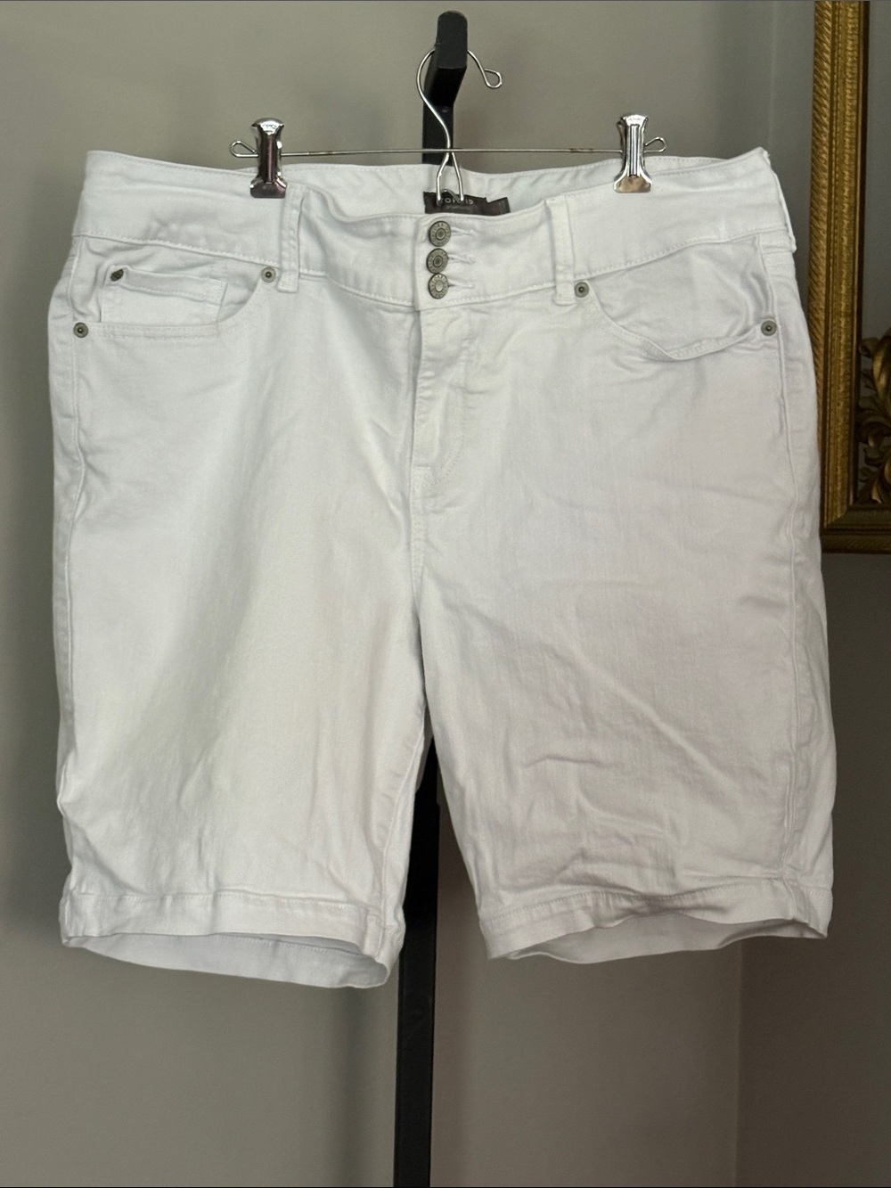 Torrid Size 22 Bermuda Jegging White Mid Length Shorts